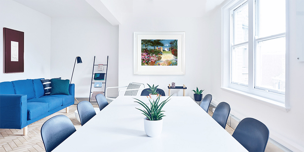ベニー・アンダーソンさんが描かれた作品、「ARRIVALー新天地」（ジグレ版画）と、金　圭泰さんの作品「知恵（ふくろう）」（大理石レリーフ）を部屋に飾った写真