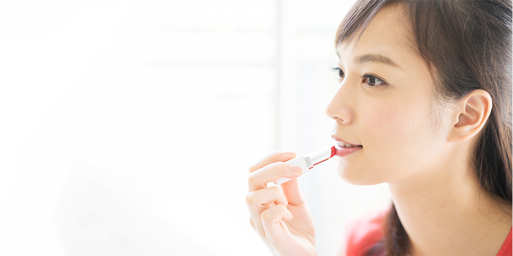 女性が口紅を塗っている写真