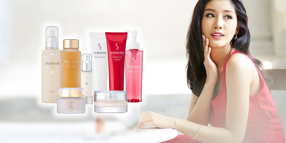 女性モデルとスキンケアシリーズ「サーマイム（SAMAYIM）」の商品写真、8種類