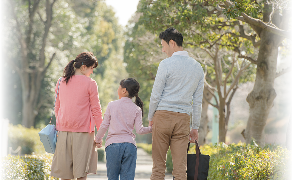 父母、子供二人の四人が家族団らんを満喫している写真